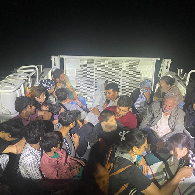Çanakkale'de 37 kaçak göçmen ile 2 organizatör şüphelisi yakalandı