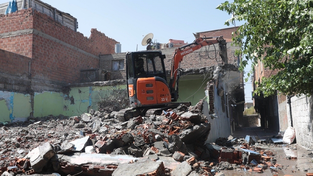 Bağlar'da 1 ayda 32 metruk yapı yıkıldı