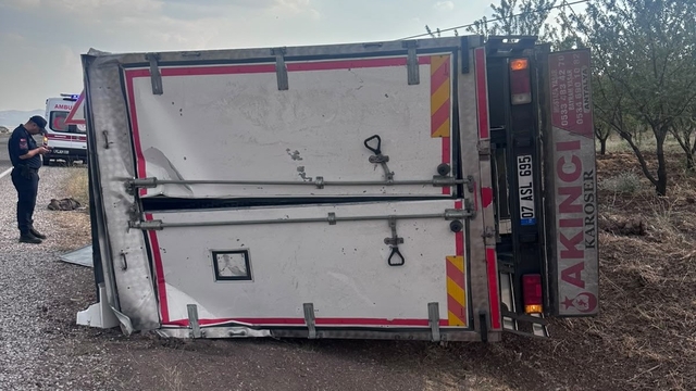 Adıyaman'da kamyon devrildi: 1 yaralı