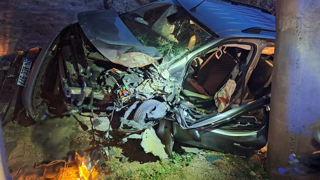 Hafif ticari araç yol kenarına savruldu; 1 ölü, 3 yaralı