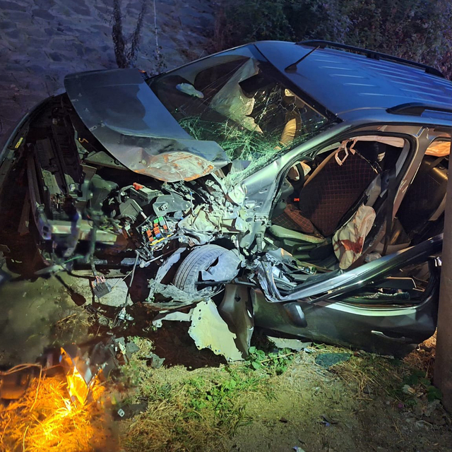 Hafif ticari araç yol kenarına savruldu; 1 ölü, 3 yaralı