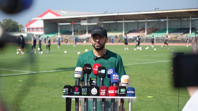 Selçuk İnan: "Hakemlere güveniyoruz, hakkaniyetli olacaklarına inanıyoruz"
Kocaelispor Teknik Direktörü Selçuk İnan:
"Bir transferimizi bekliyoruz, bugün veya yarın bitebilir"