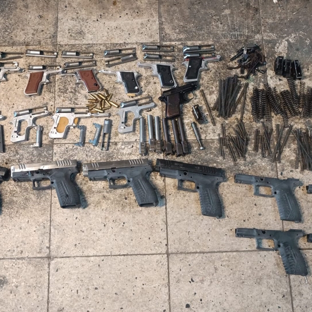 İzmir merkezli 2 ilde dev silah operasyonu: 13 gözaltı
Silah tacirlerine bü...