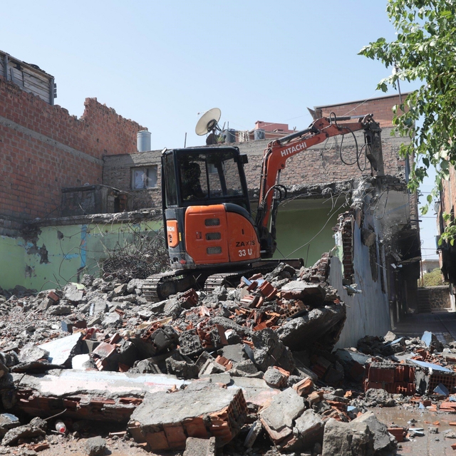 Bağlar'da 1 ayda 32 metruk yapı yıkıldı