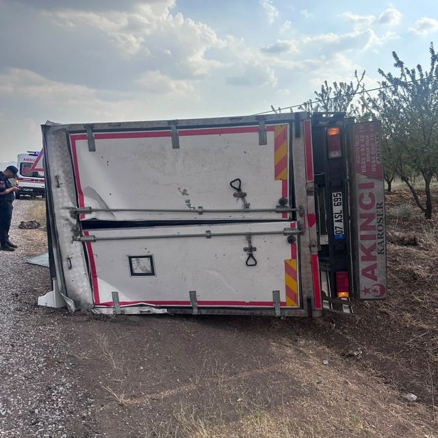 Adıyaman'da kamyon devrildi: 1 yaralı