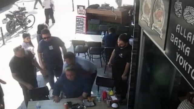 Nefes borusuna ekmek parçası kaçan kadını, polis Heimlich manevrasıyla kurtardı
Nefes borusuna ekmek parçası kaçan kadına polisin Heimlich müdahalesi kamerada