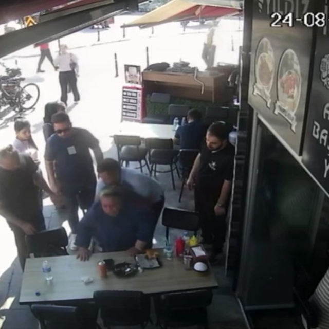 Nefes borusuna ekmek parçası kaçan kadını, polis Heimlich manevrasıyla kurt...