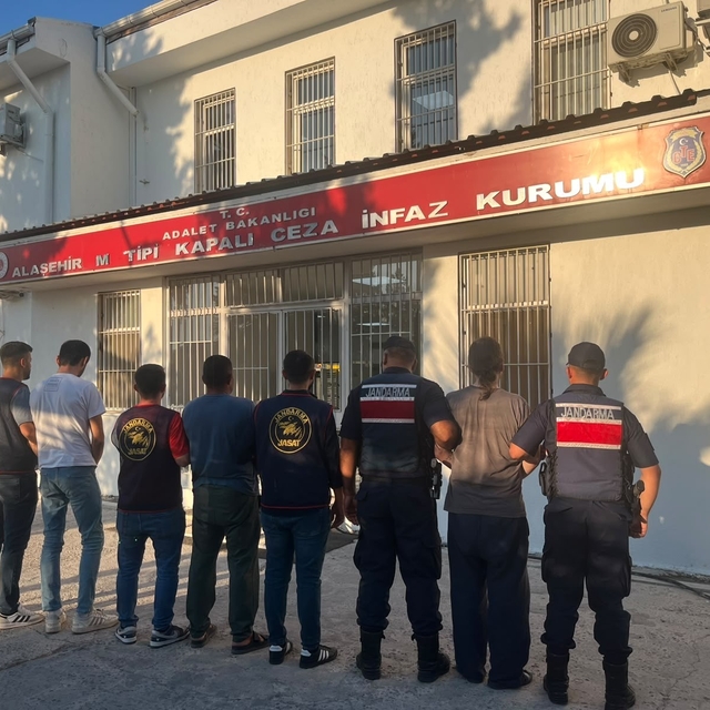 Alaşehir'de 21 adrese eş zamanlı uyuşturucu operasyonu