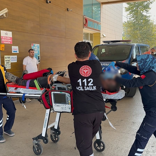 Duran kamyona çarpan kamyonet sürücüsü ağır yaralandı