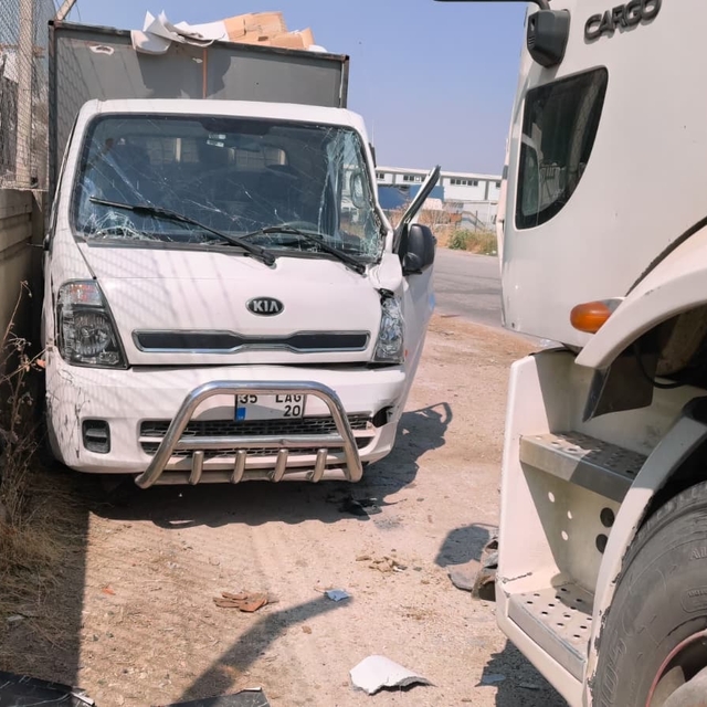 Direksiyonda kalp krizi geçirip kaza yapan kamyonet sürücüsü ağır yaralandı