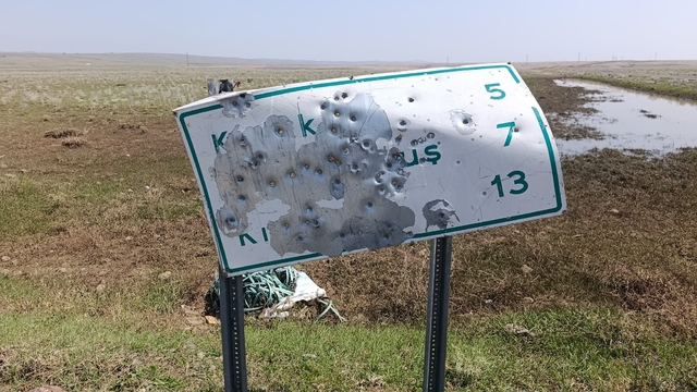 Arpaçay'da yol tabelalarını hedef tahtasına çevirdiler