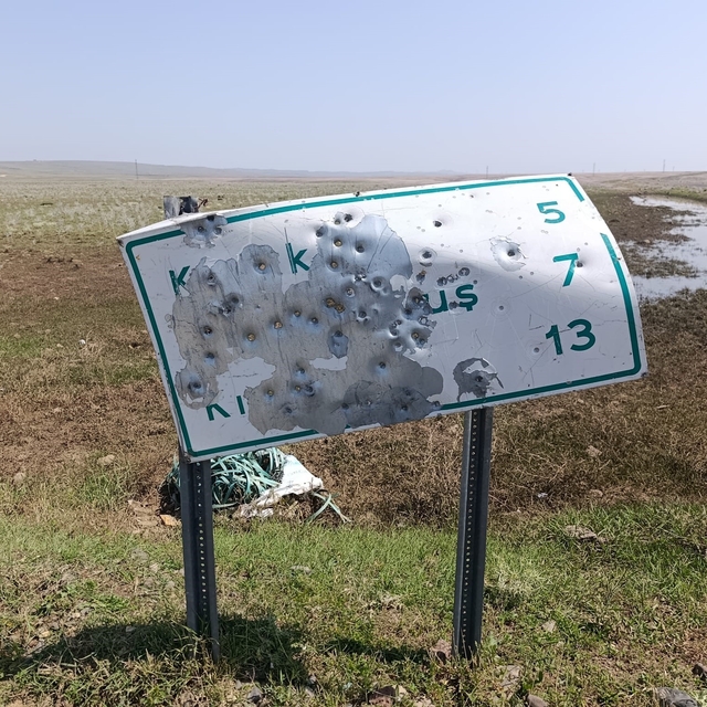 Arpaçay'da yol tabelalarını hedef tahtasına çevirdiler