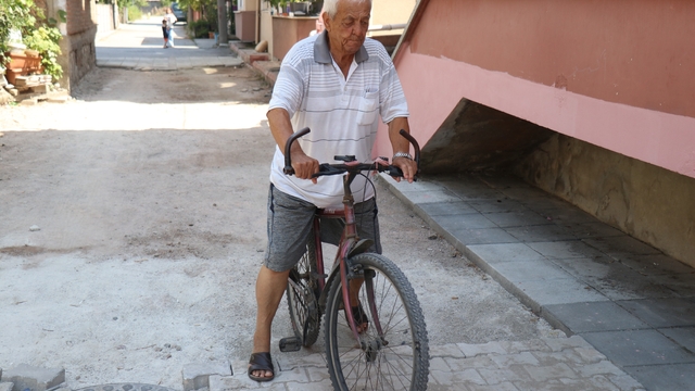 Belediye işi yarım bırakıp gitti, çilesi vatandaşa kaldı
Mahallelinin 9 aylık yol çilesi
"Belediyenin yapacağı iş için 81 yaşındaki ben uğraşıyorum"