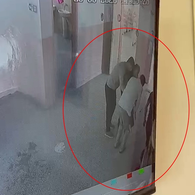 Nefes  borusuna şeker kaçan çocuğu okul müdürü Heimlich manevrasıyla kurtar...