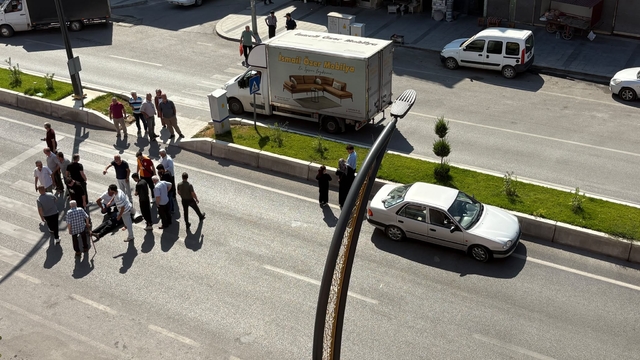 Yaya geçidinde otomobilin çarptığı yaşlı adam yaralandı