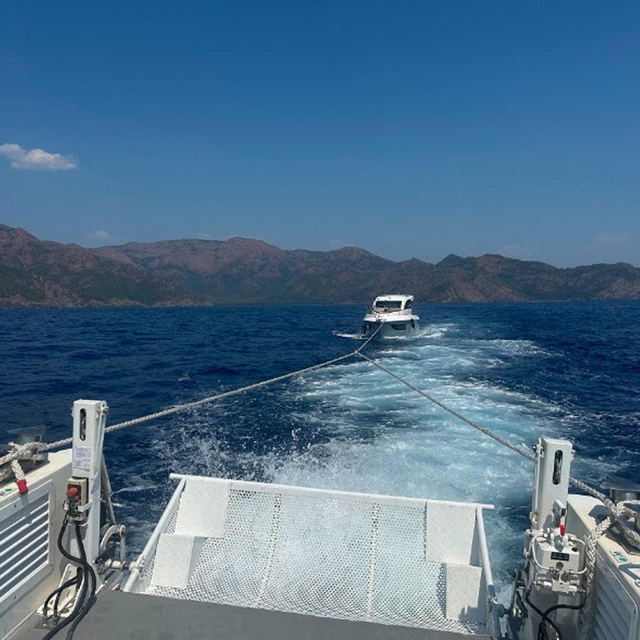 Marmaris'te makine arızası nedeniyle sürüklenen motoryat kurtarıldı