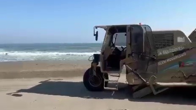Akçakoca'da plajlarda temizlik ve kum tesviyesi çalışması