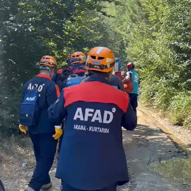 Ormanda yürüyüş yaparken kayalıklardan düşüp ayağı kırıldı, 4 saatte kurtar...