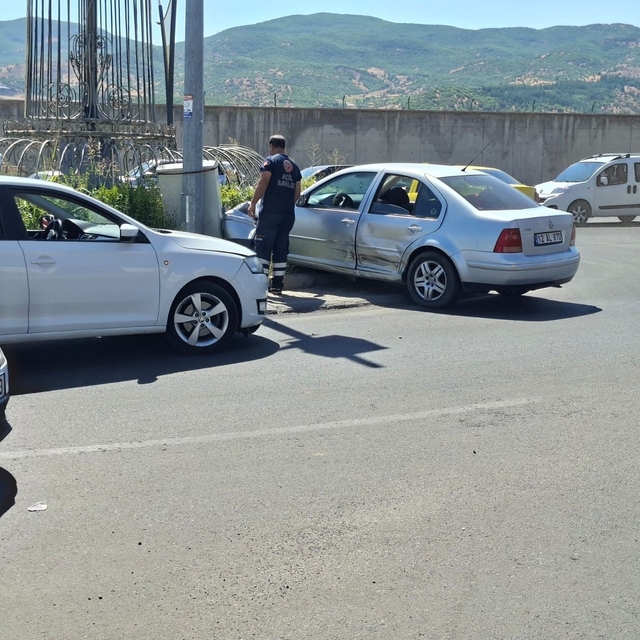 Bingöl'de iki otomobil çarpıştı: 1 yaralı