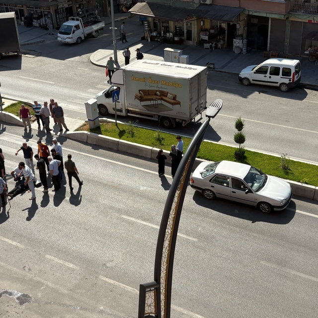 Yaya geçidinde otomobilin çarptığı yaşlı adam yaralandı