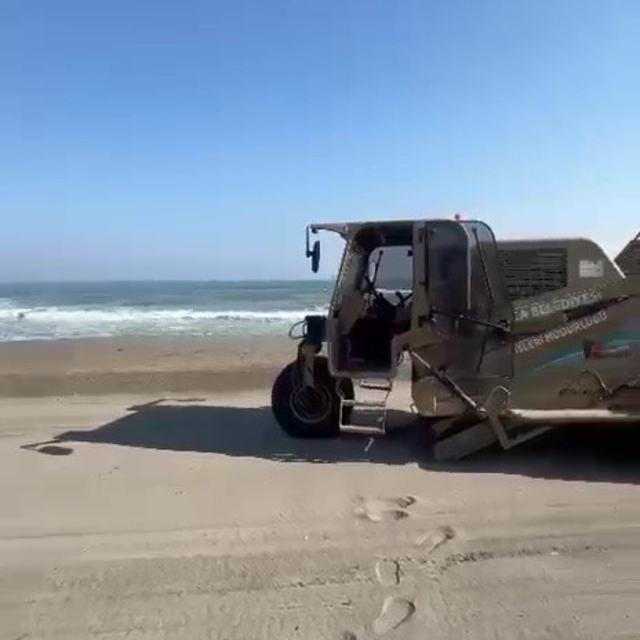 Akçakoca'da plajlarda temizlik ve kum tesviyesi çalışması