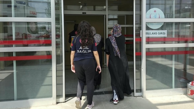 Motosiklet yayalara çarptı: 2 yaralı