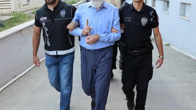 Alparslan Kuytul, kendinden habersiz hareket eden örgüt üyesinin sırtında sopa kırmış