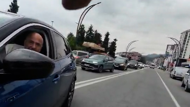 Otomobilden inen 2 kişinin tartıştıkları bisikletliyi darbettiği anlar kamerada