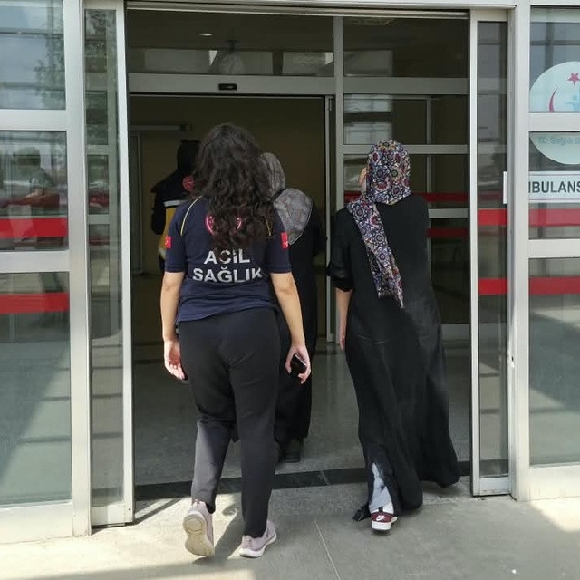 Motosiklet yayalara çarptı: 2 yaralı