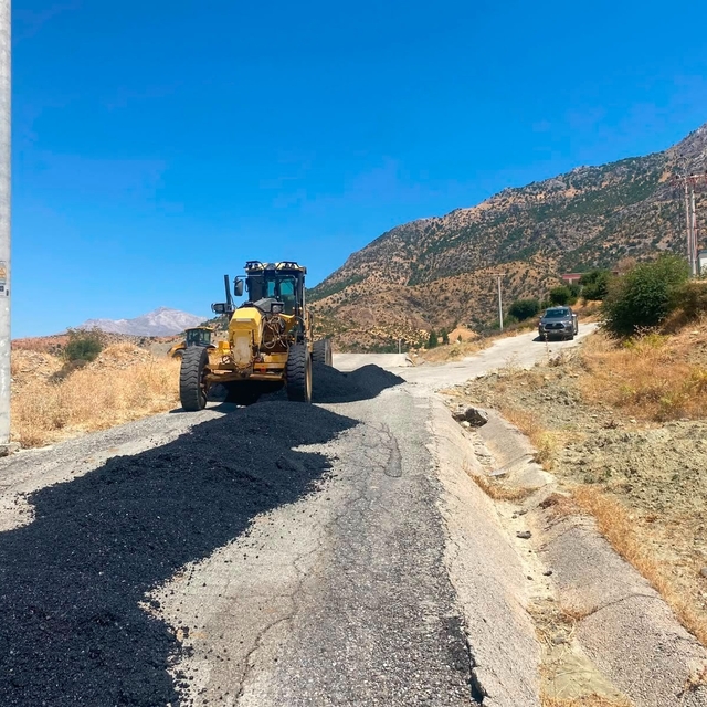 Sason'da köy yollarında asfalt onarım çalışmaları devam ediyor