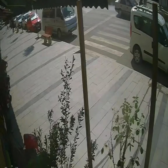 Yaya geçidinde otomobilin çarptığı kişi yaralandı (2)