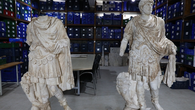 Burdur'da 1950 yıllık tarih gün yüzüne çıktı: Hadrianus heykeli yeniden ayağa kaldırıldı