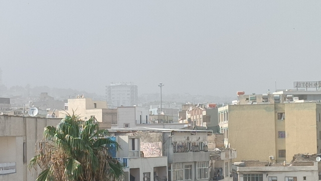 Toz bulutu ve rüzgar Şanlıurfa'yı etkisi altına aldı