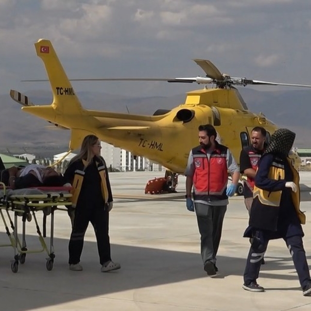Ambulans helikopter traktör altında kalan genç için havalandı
