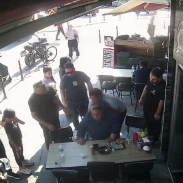 Heimlich manevrasıyla kadının hayatını kurtaran polis: "Her zaman vatandaşı...