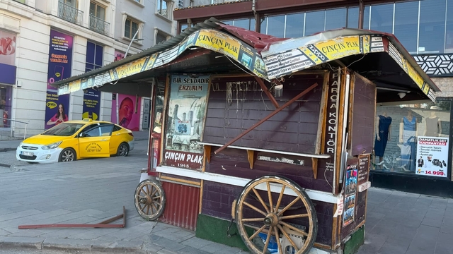 Tarihi büfe otobüs çarpmasıyla hasar gördü