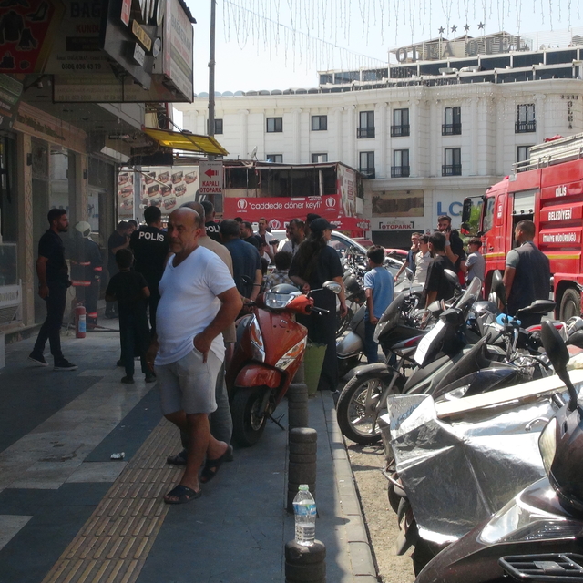 Kilis'te ev ve iş yerinde yangın; 3 kişi dumandan etkilendi