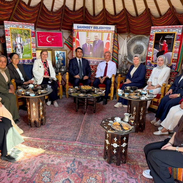 Yılmaz Şehitkamil'in otağında misafirlerini ağırladı
Yılmaz'dan Ahlat'ta Ga...