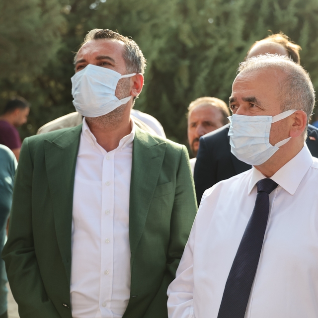 Vali Hatipoğlu yangın bölgesinde: "İlk tespitlere göre 5 işçimiz hafif düze...
