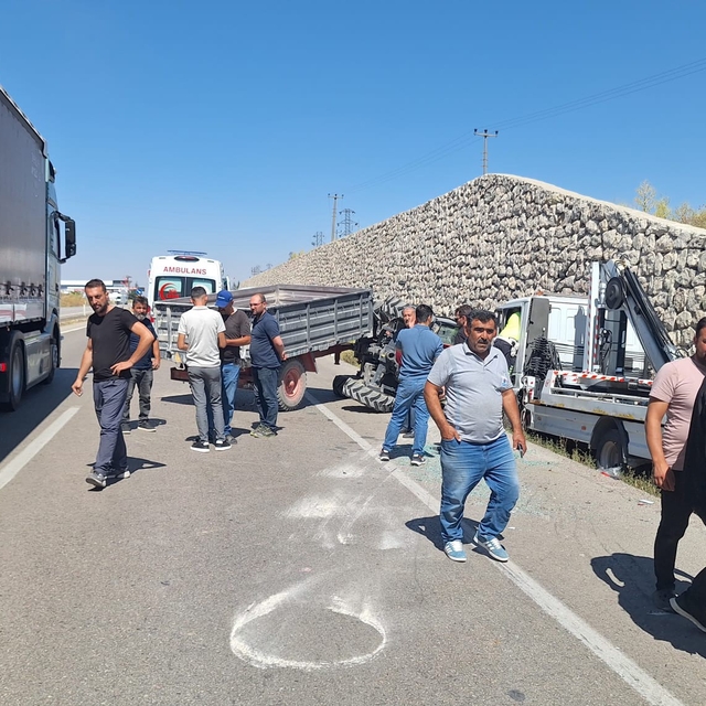 Kurtarıcı traktöre çaptı: 6 yaralı
Kaza anı güvenlik kamerasına yansıdı