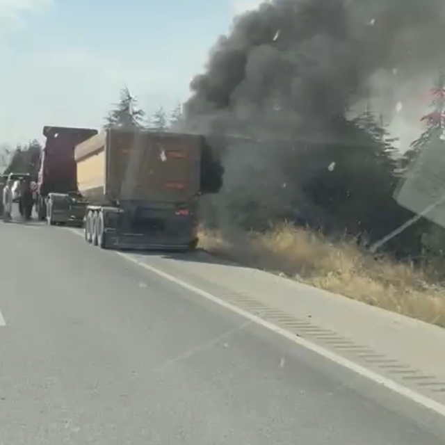 Sivrihisar'da seyir halindeki tırın dorse lastiği tutuştu