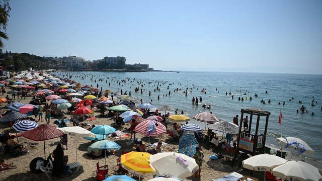 Kuşadası'nda hava sıcaklığı 37 dereceye ulaştı, plajlar doldu