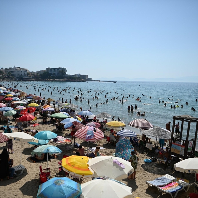 Kuşadası'nda hava sıcaklığı 37 dereceye ulaştı, plajlar doldu