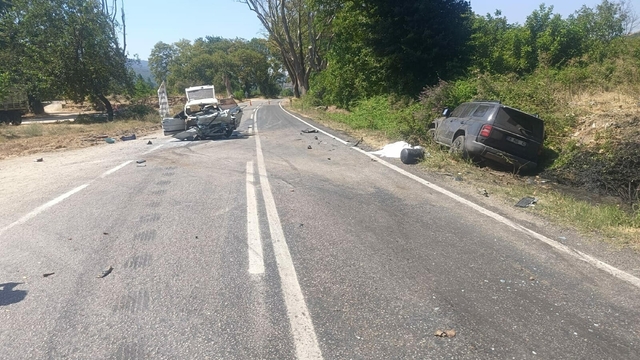 Manisa'da iki otomobil çarpıştı: 2 kardeş öldü, 2 yaralı