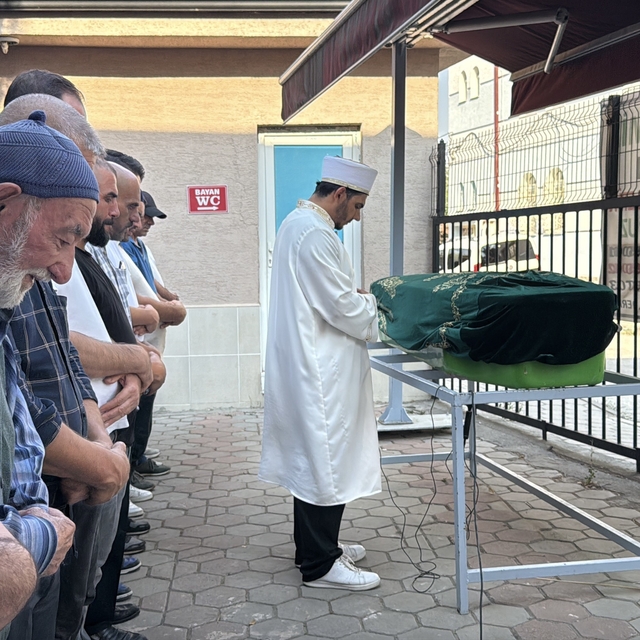 Arkadaşı tarafından bıçaklanarak öldürülen esnaf son yolculuğuna uğurlandı