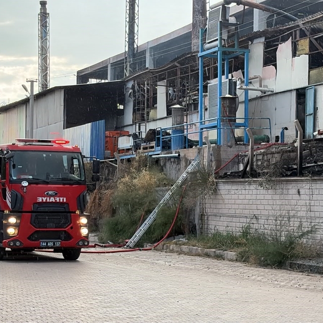 Elazığ'da yalıtım fabrikasında çıkan yangın 3,5 saatlik çalışmayla söndürül...