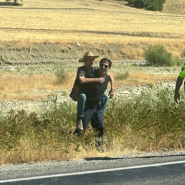Araç dere yatağına savruldu, yaralının yardımına çevredekiler koştu