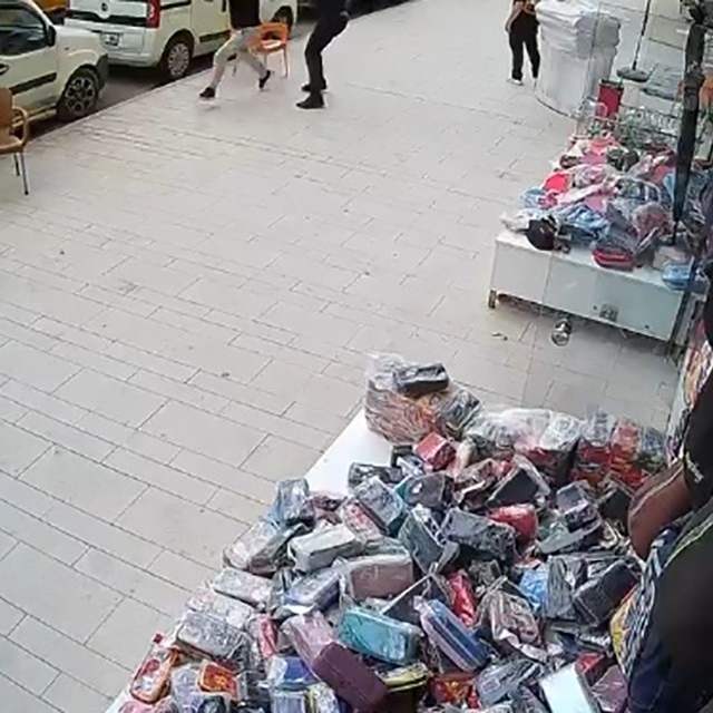 Polisten kaçan şüpheliyi vatandaş yakaladı, o anlar kamerada