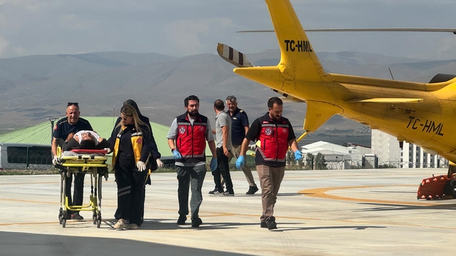 Traktörün altında kalan genç ambulans helikopterle hastaneye ulaştırıldı
