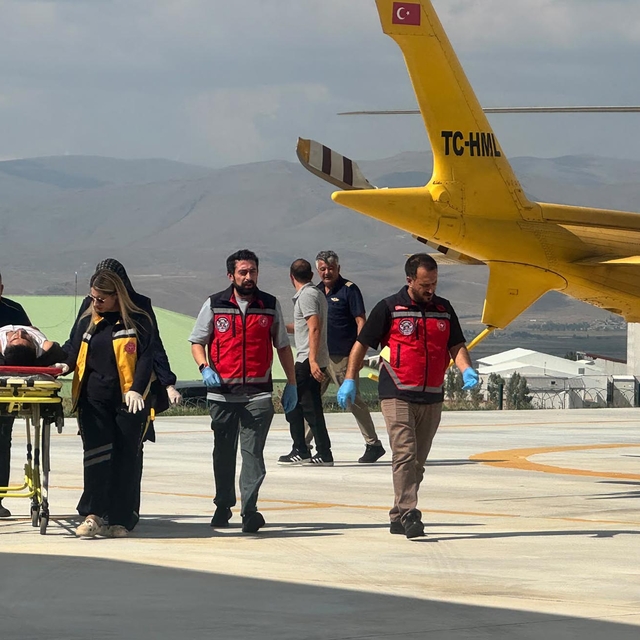 Traktörün altında kalan genç ambulans helikopterle hastaneye ulaştırıldı